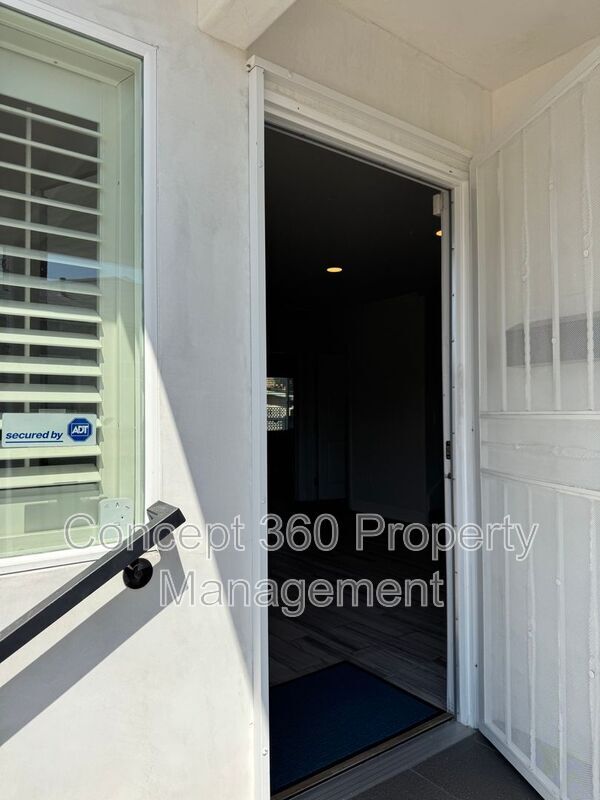Building Photo - 1143 W 163rd St