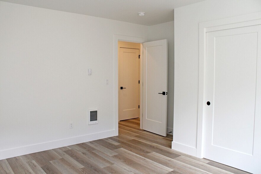 Building Photo - 4563-4563 N Borthwick Ave