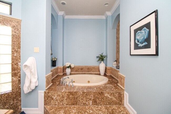 Building Photo - ** THE MOORINGS ** SINGLE FAMILY HOME 3 PL...