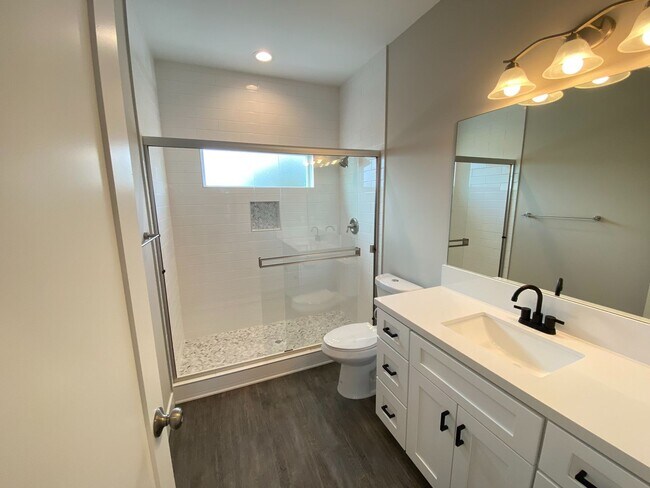 Building Photo - Remodeled!! 5BD/2BA on Campanile