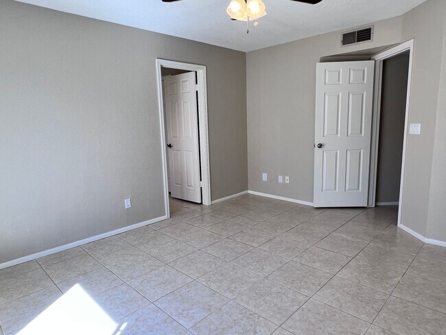 Building Photo - Phoenix 3 Bed, 2 Bath Home with Single Story