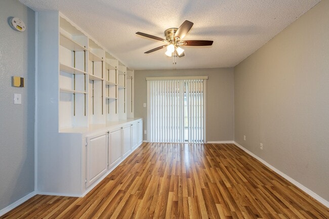 Building Photo - 2 Bed | 1.5 Bath East Tulsa with Spacious Back yard!