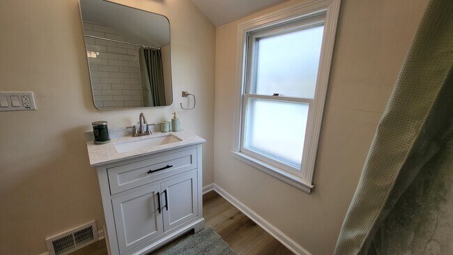 Bathroom - 156 Stoneleigh Ave