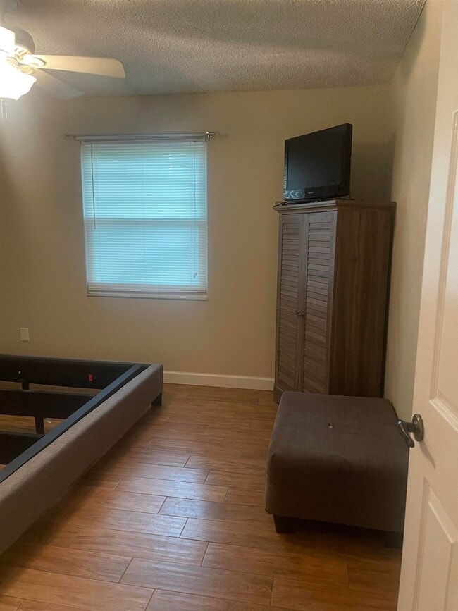 Building Photo - 2928 Del Rio Dr