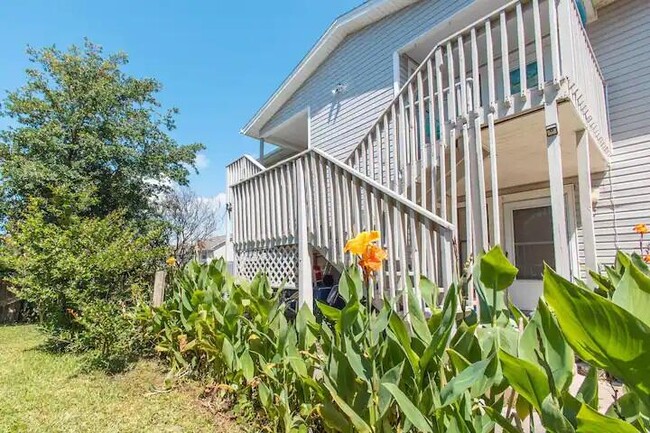Primary Photo - 1301 Redwood Ln