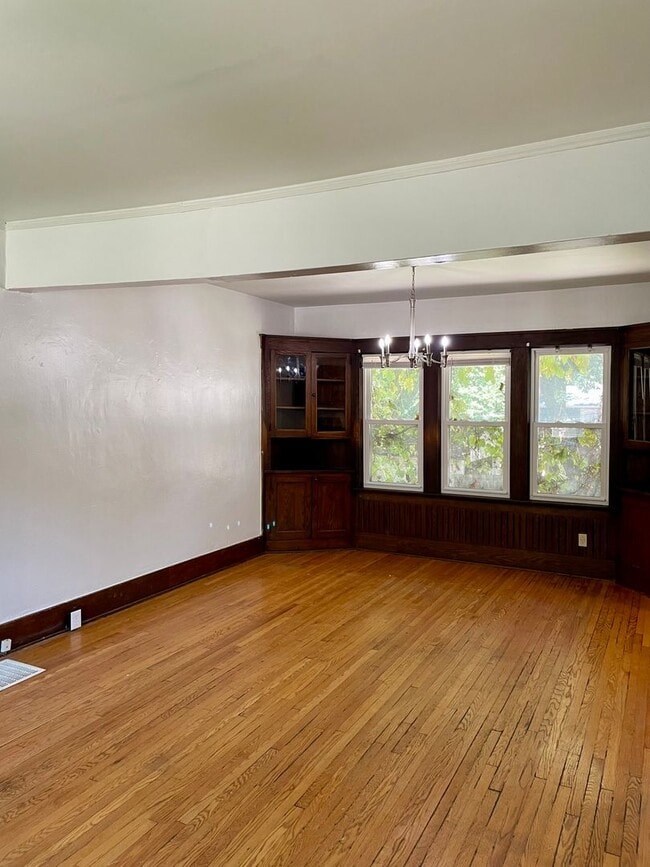Building Photo - Beautiful & Spacious 3 Bedroom Townhome in...