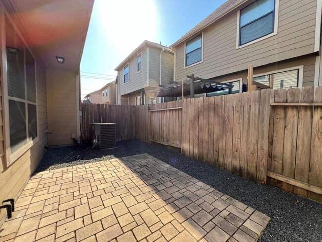 Building Photo - 1108 Beall Landing Ct