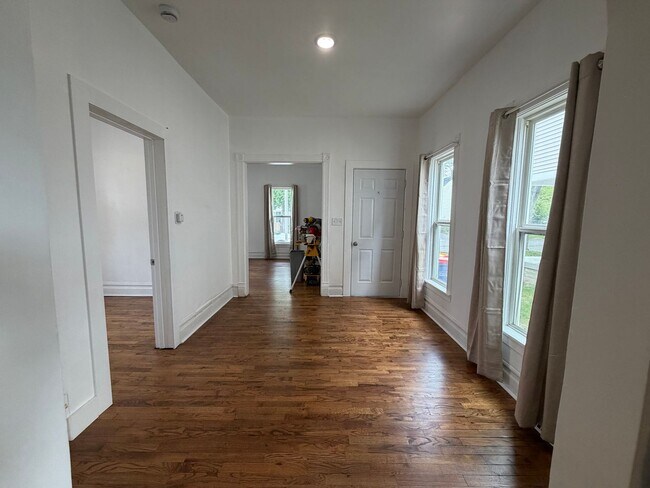 Building Photo - 4 Bedroom updated home in Grand Rapids
