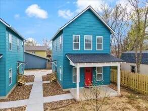 Building Photo - Cottage close to downtown and U of A.