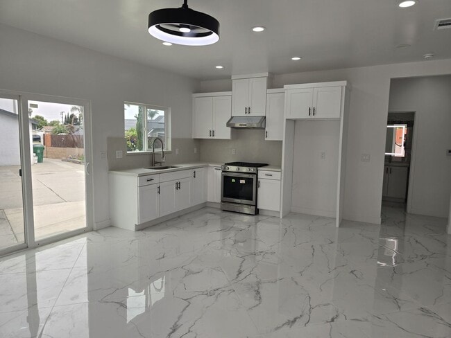 Building Photo - Brand New 3 Bed / 2 Bath ADU in a Safe & Q...