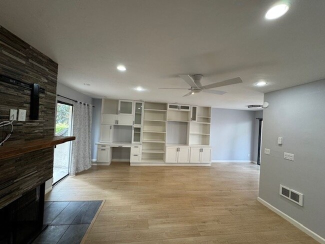 Building Photo - Spacious Tri Level 2Bed 2Bath Condo in Bay Ho
