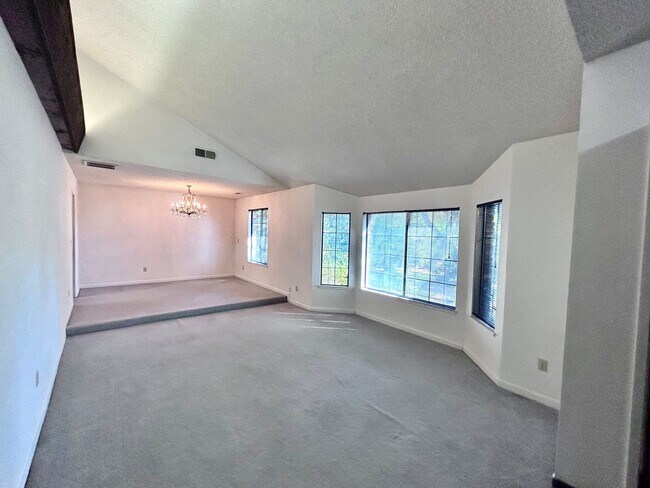 Building Photo - Three Bedroom Two Bathroom Home in Rescue