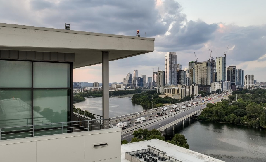 Primary Photo - 1300 E Riverside Dr