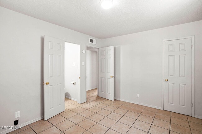 Building Photo - 4908 Royal Dr