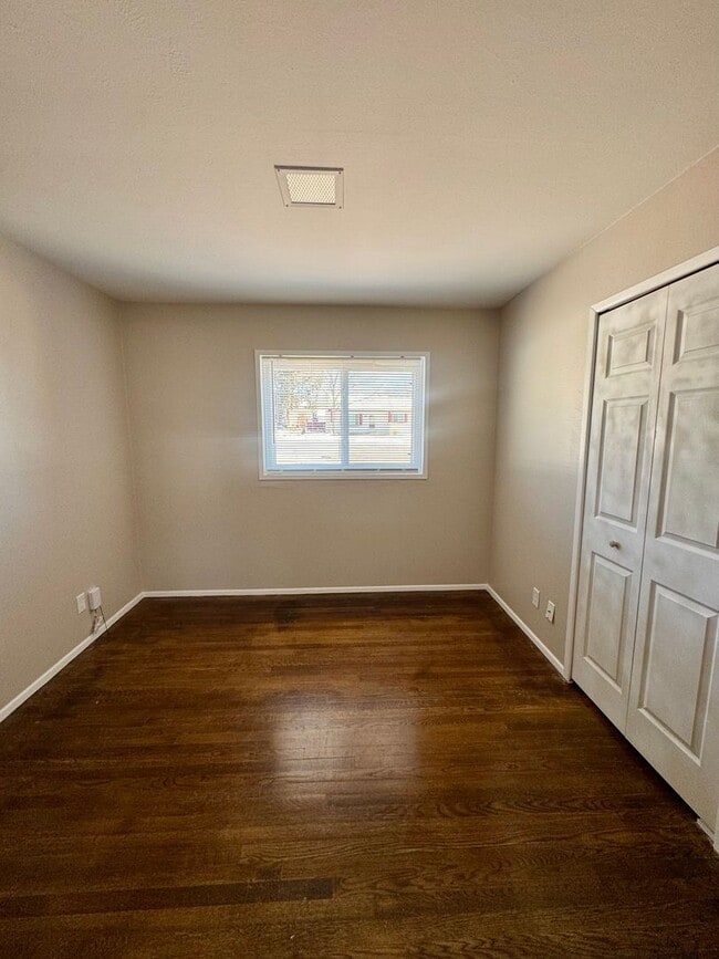 Building Photo - Updated 3 bedroom Centrally Located