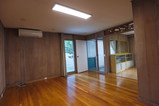 Building Photo - Well Maintained home in Manoa Valley, 3 bedrooms, 2 baths
