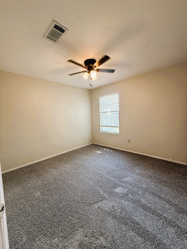 Building Photo - 1025 NW Summercrest Blvd