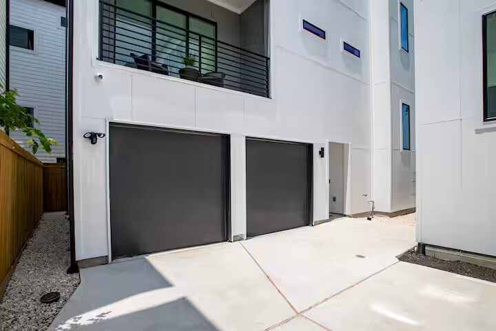 Building Photo - 3008 Delano St