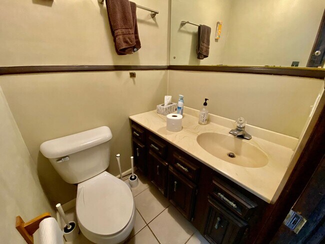 Building Photo - GREAT Remodeled 5BD/2.5BA Property near Di...