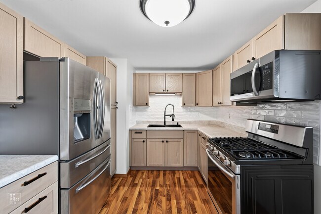 Building Photo - 114 S Willow Ln