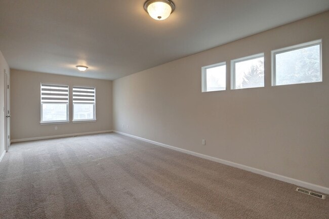 Building Photo - Well Maintained House Tucked Away on Dead-End Street Available!