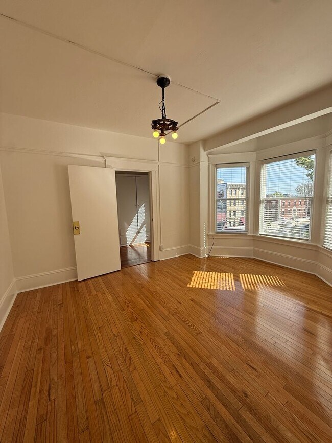 Building Photo - Vintage Charm + Large Bay Window + East View of Mt. Hood + Tons of Natural Light!  ~NEW SPECIALS~