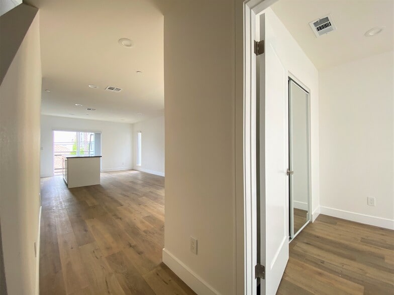 Building Photo - 545 N Kingsley Dr