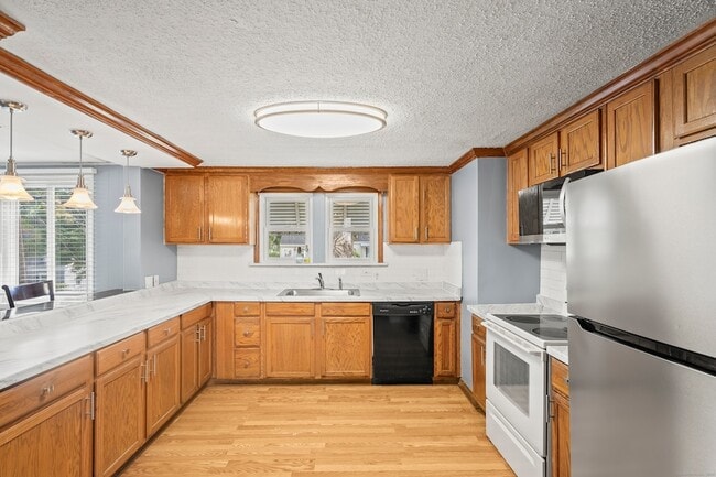 Building Photo - 518 Quaker Ln S