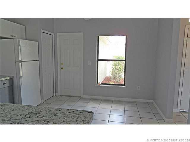 Building Photo - 699 SW Hoffenberg Ave