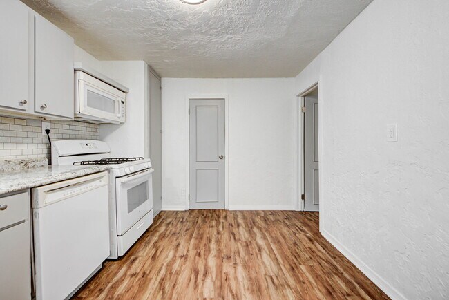 Building Photo - 204 S Stewart Ave
