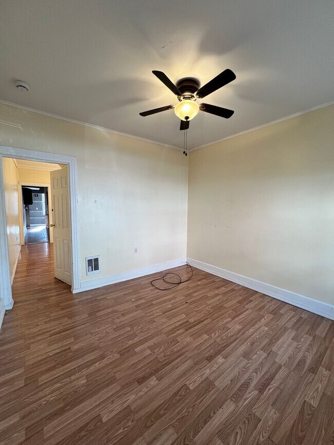 Building Photo - 3 Bedroom 1 Bath Home Available For Rent