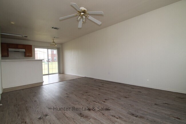 Building Photo - Stylish!