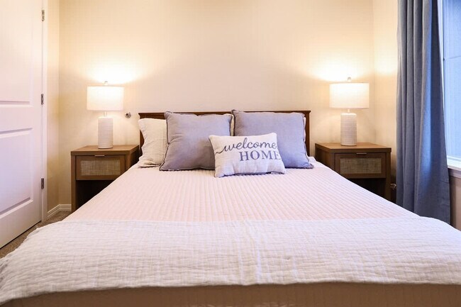 Building Photo - 717 E Elgin St