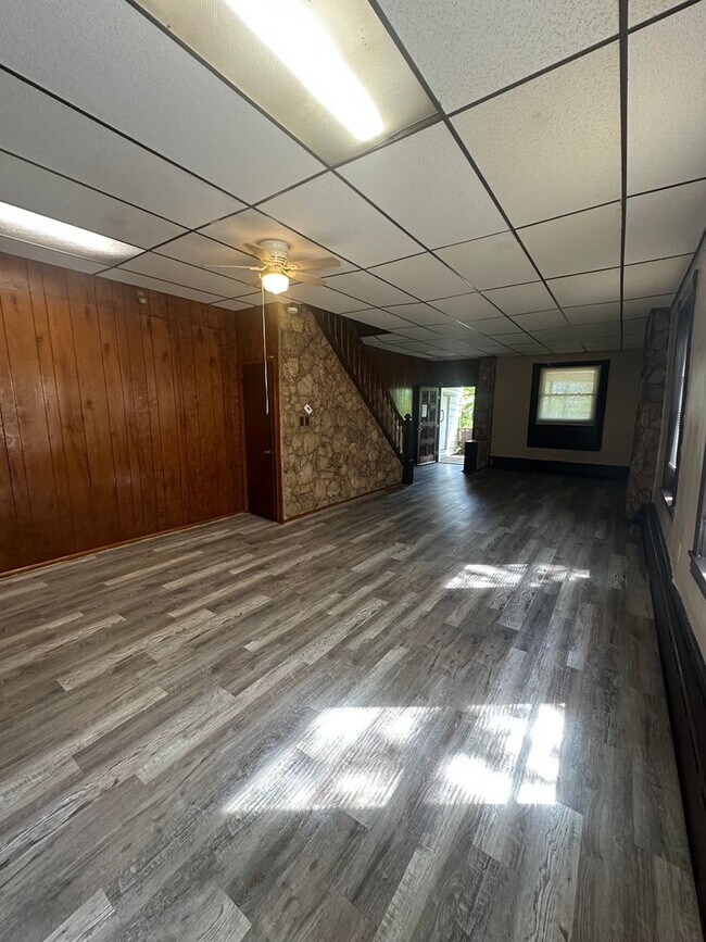 Building Photo - Large 3 bed, 2 full bath