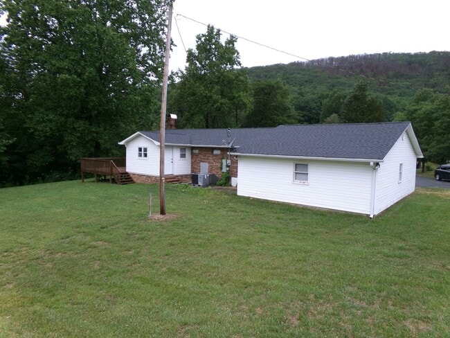 Building Photo - Nestled under Hanging Rock State Park!