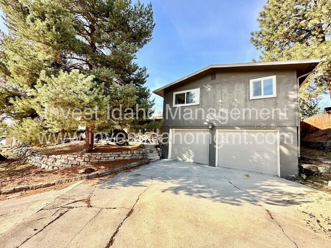 Building Photo - 3 bed 2.5 bath home  - Close to Boise foot...