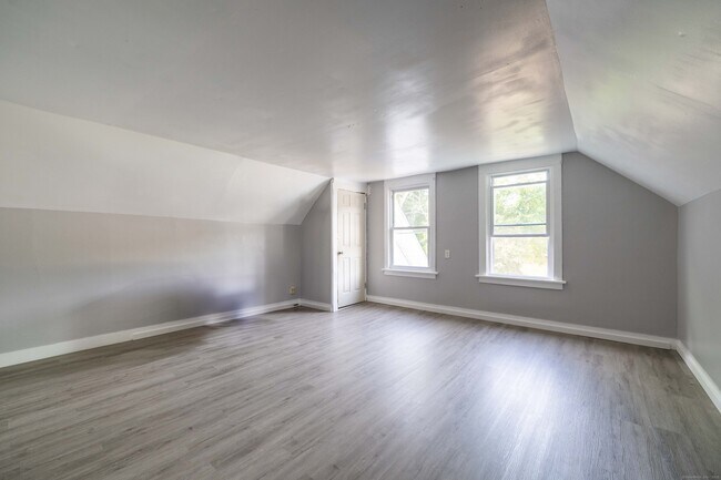 Building Photo - 324 Norwich Ave
