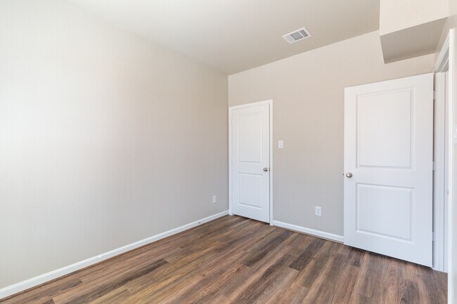Building Photo - 131 Pk Pl Cir