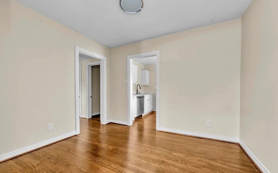 Building Photo - 741 Center Pl SW