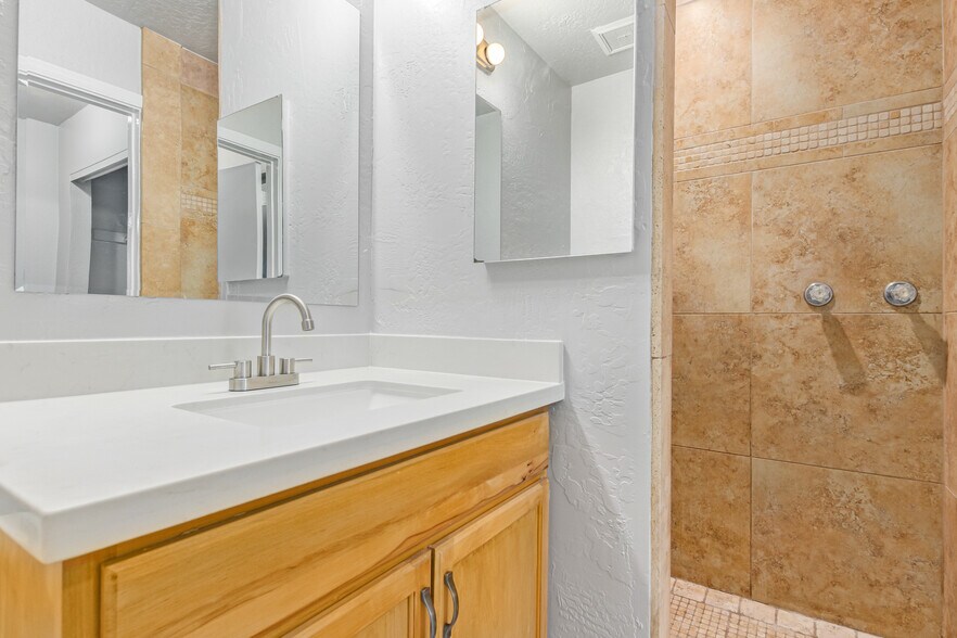 Mstr Bath - 2937 E Beck Ln