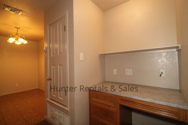 Building Photo - Live in Style!