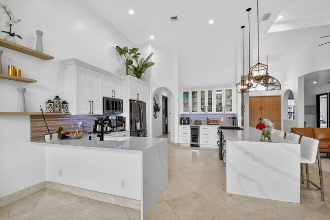 Building Photo - 10337 Trianon Pl