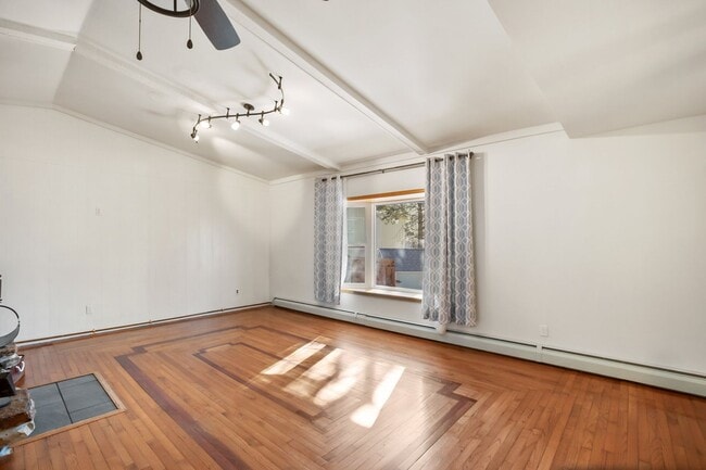 Building Photo - Move in ready home on Parkview