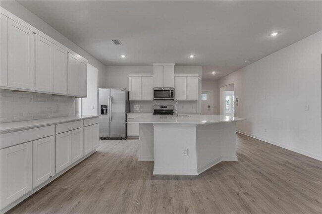 Building Photo - 981 PEBBLE Dr