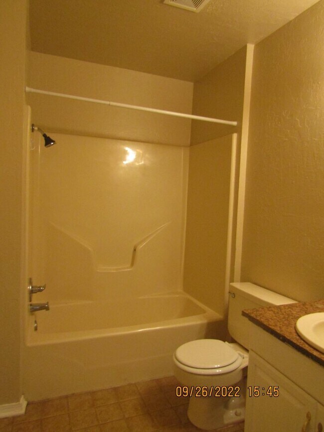 Building Photo - Very nice home located in the Rolling Hill...