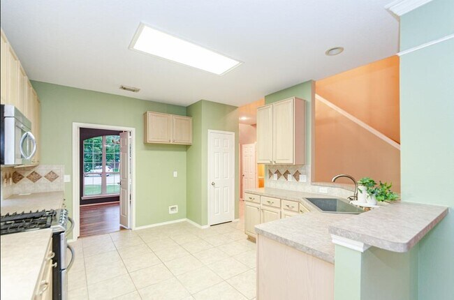 Building Photo - 6610 Treeline Dr