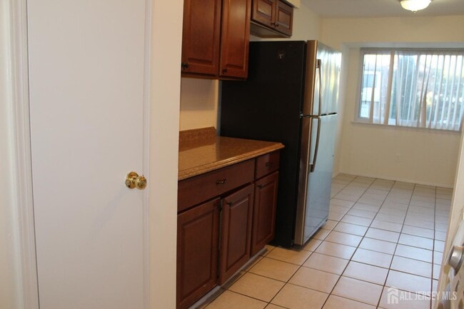 Building Photo - 820 Edison Glen Terrace