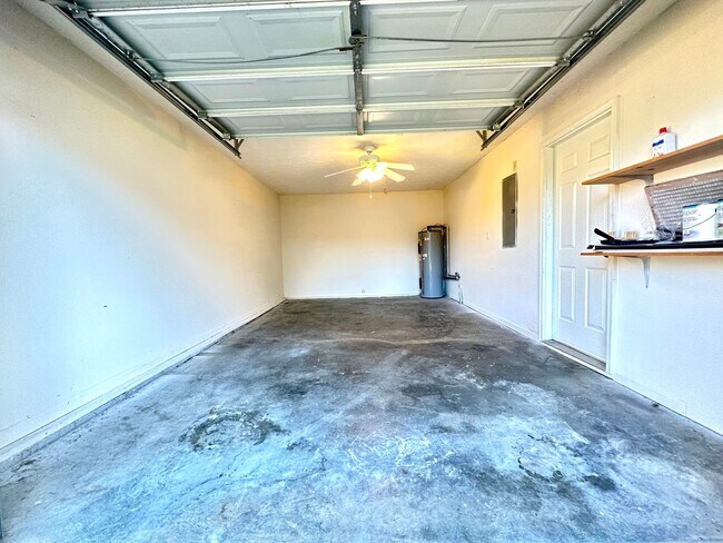 Building Photo - Cozy Single-Family Home with a Fenced Backyard