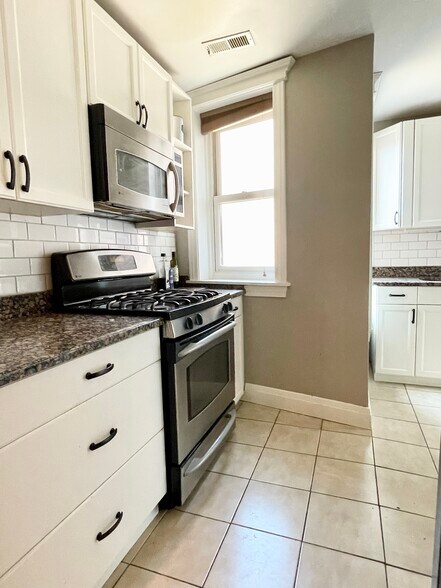 Building Photo - 4214 N Kenmore Ave