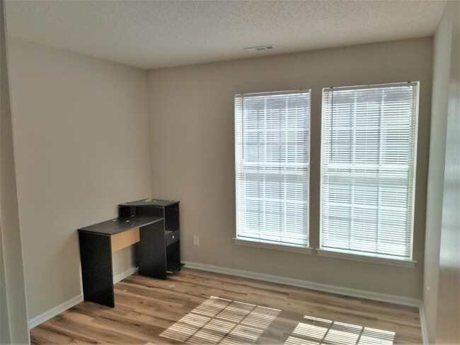Building Photo - 9607 Vinca Cir